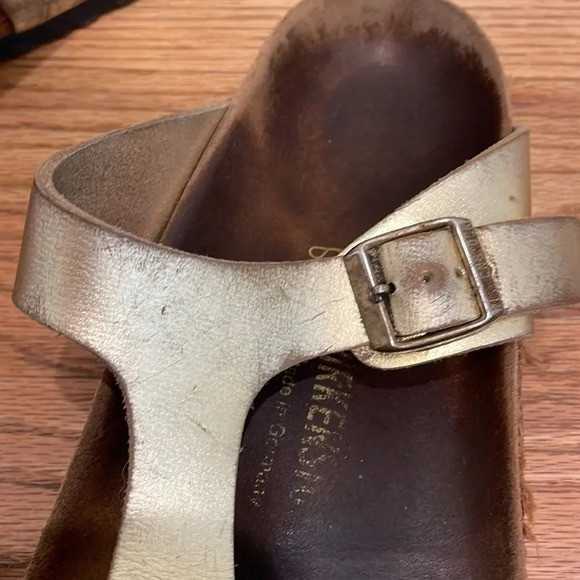 𝅺birkenstock woman’s gold sandals - Picture 4 of 14